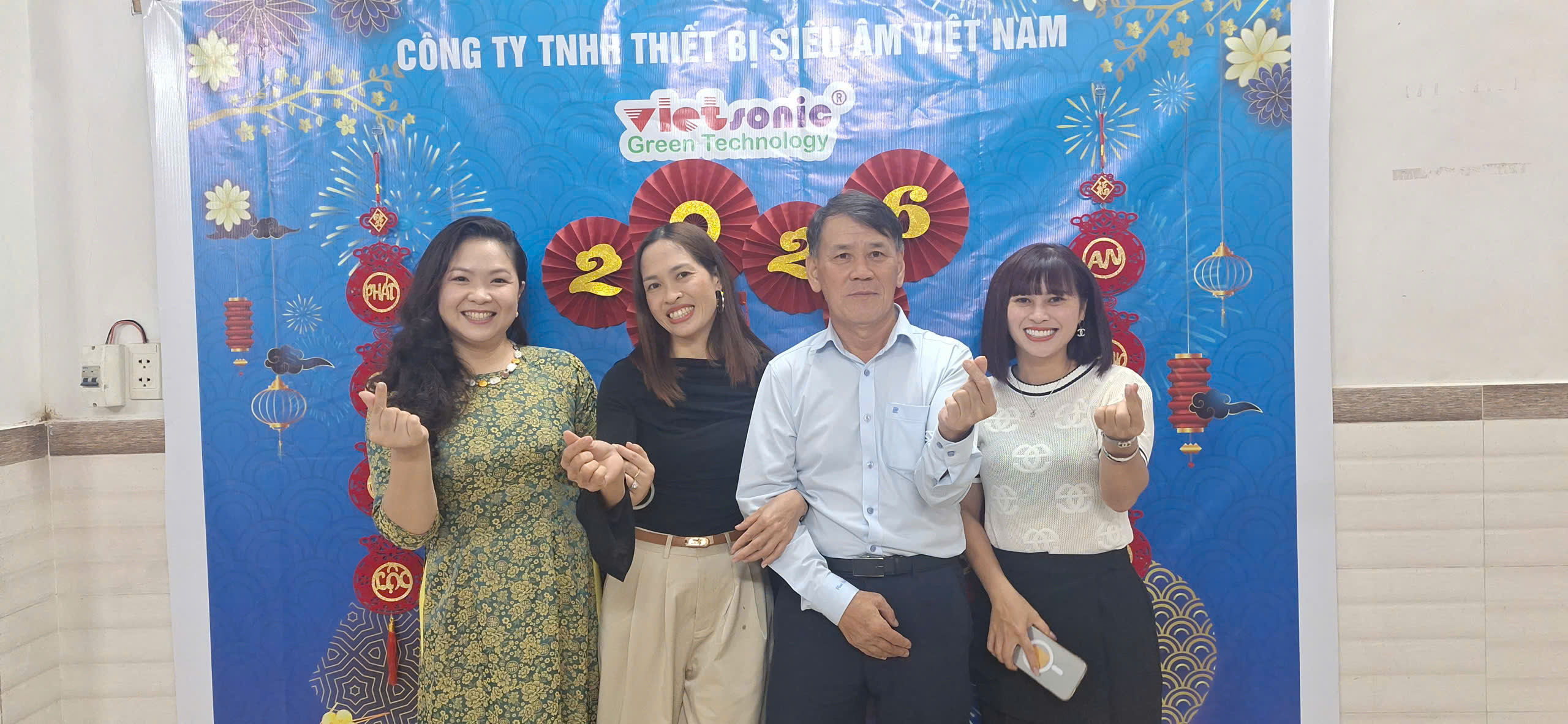 Nâng ly chúc mừng Vietsonic