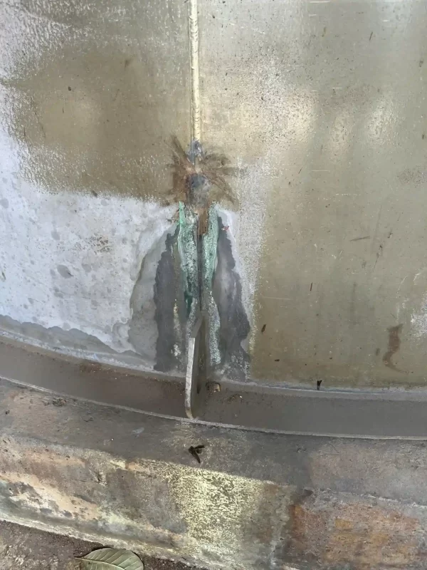 Ảnh chụp khảo sát: Vá rò rỉ bồn chứa tạm bợ sẽ gây mất thẩm mỹ và không dứt điểm sự cố.