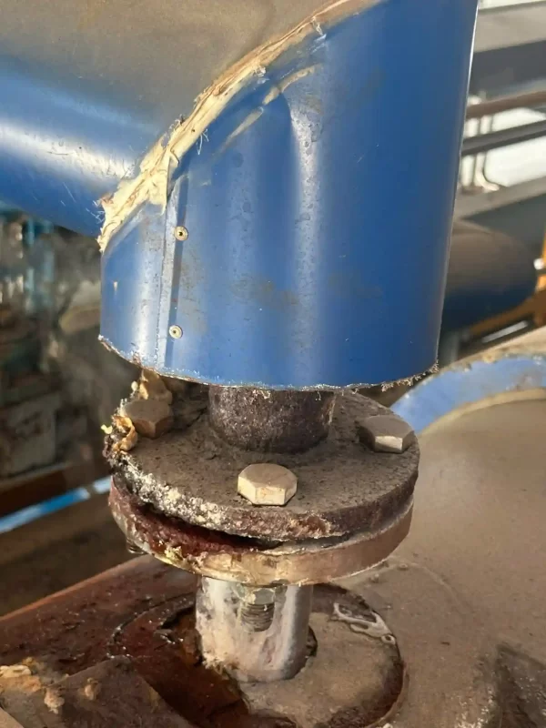 Khớp nối mặt bích bị rò rỉ ngầm do gioăng (gasket) lão hóa, để lâu ngày gây rỉ sét và ăn mòn nghiêm trọng cụm bu-lông.