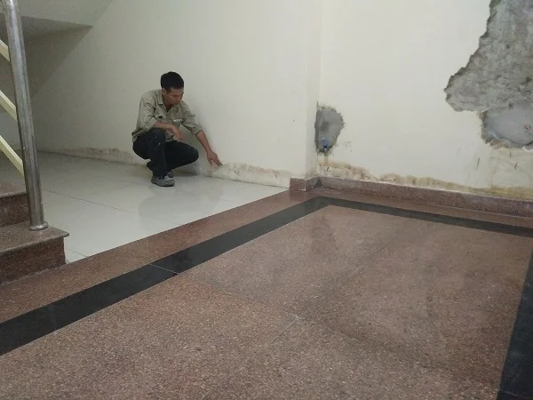 Khảo sát hiện trạng chân tường bị thấm trước khi thi công chống thấm