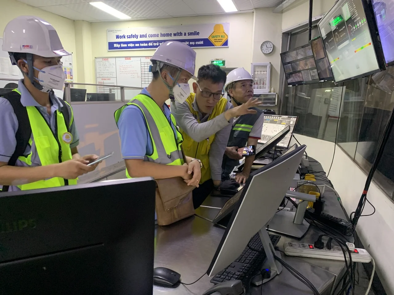 Kiểm tra sự cố kỹ thuật từ trung tâm điều khiển nhà máy