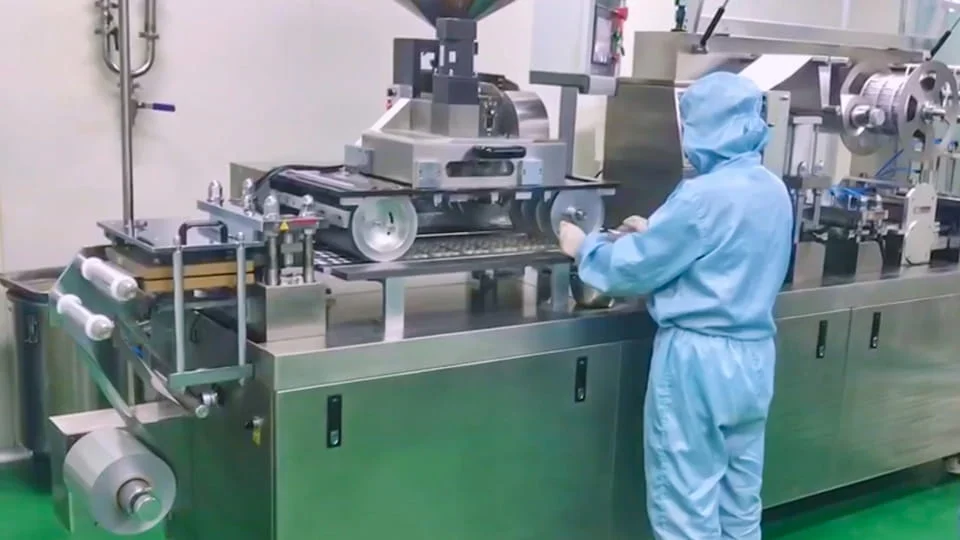 Kỹ thuật viên kiểm tra và sửa máy đóng vỉ thuốc trong nhà máy