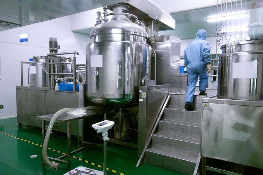 เครื่องทำแกรนูลแบบฟลูอิดเบด Fluid Bed Granulator ในโรงงาน