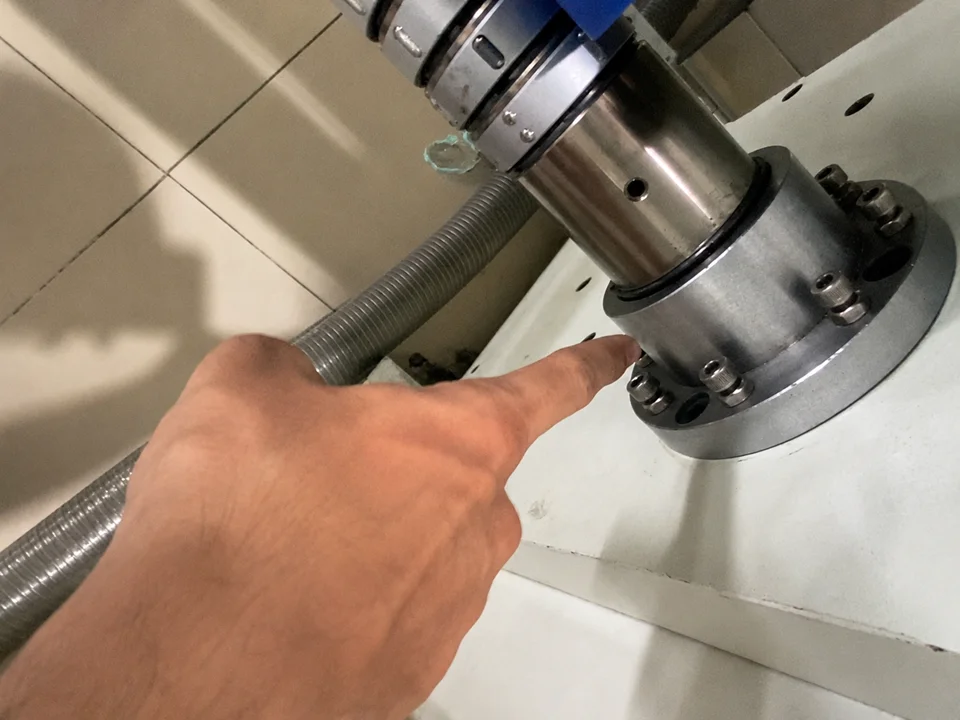 Kiểm tra vị trí đầu trục nở khí bên dưới