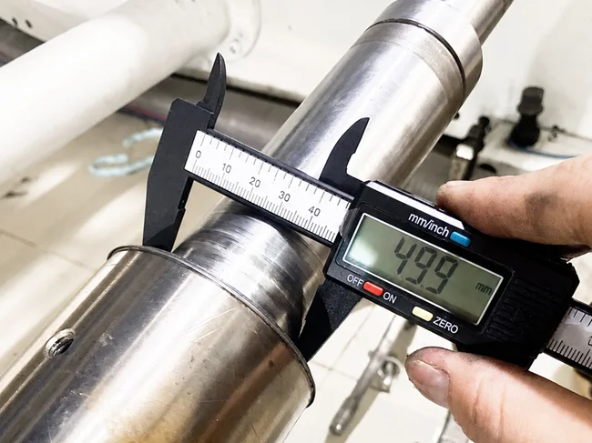 Đo kiểm vị trí lắp bạc đạn trên trục nở khí
