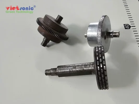 Các mẫu khuôn con lăn dùng cho máy may siêu âm. Mỗi con lăn có biên dạng khác nhau và tạo ra kiểu đường hàn khác nhau.
