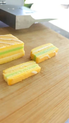 Lát cắt bánh đều đẹp, láng mịn và không bị xẹp, vỡ vụn nhờ ứng dụng công nghệ cắt siêu âm.
