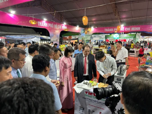 Phó Chủ tịch Thường trực UBND tỉnh An Giang Nguyễn Thanh Phong cùng các đại biểu chăm chú theo dõi kỹ sư Vietsonic thao tác kỹ thuật ngay tại bàn máy.
