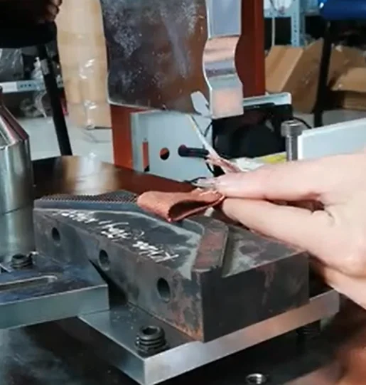 Đặt dây đai vào vị trí hàn siêu âm
