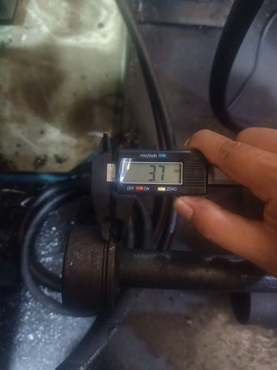 Kỹ thuật viên đo đường kính ty xi lanh thủy lực bằng thước kẹp