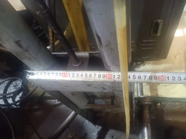 Đo khoảng cách gá lắp xi lanh thủy lực trên máy