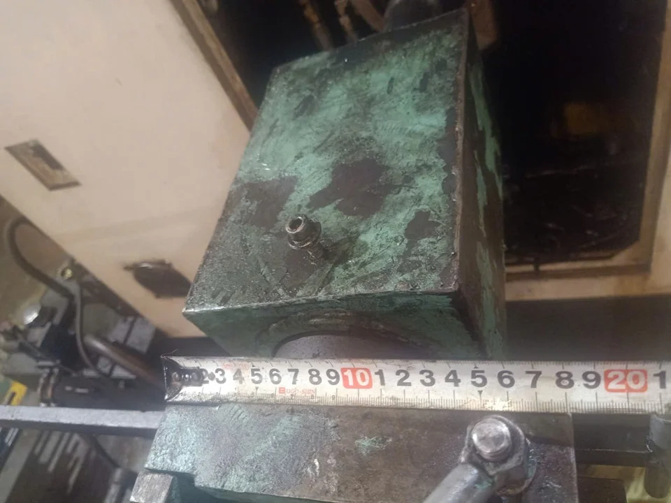 Kỹ thuật viên đo đạc vị trí lắp đặt xi lanh thủy lực bằng thước cuộn