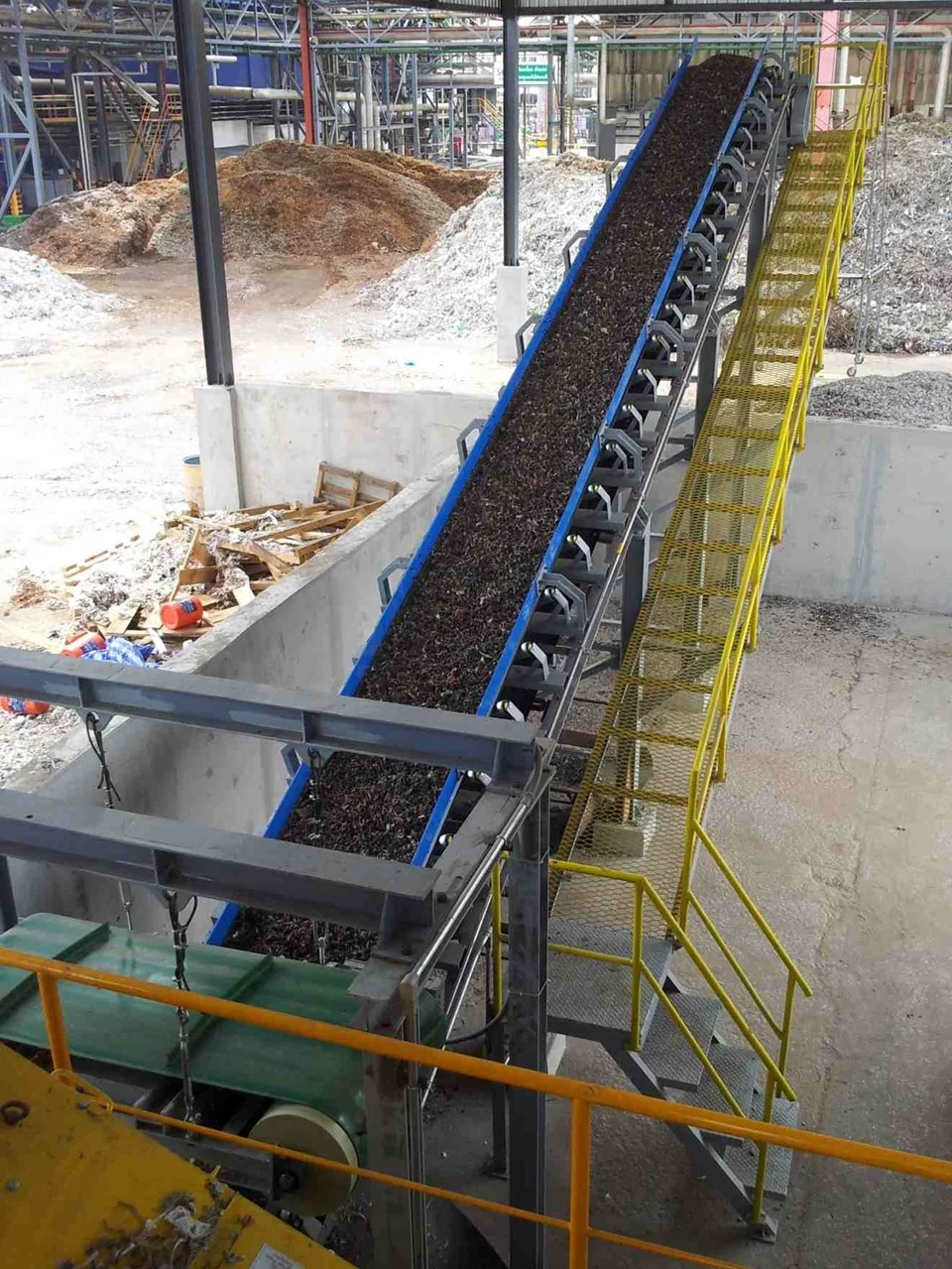 Hệ thống băng tải và cấp liệu vật liệu rời trong nhà máy