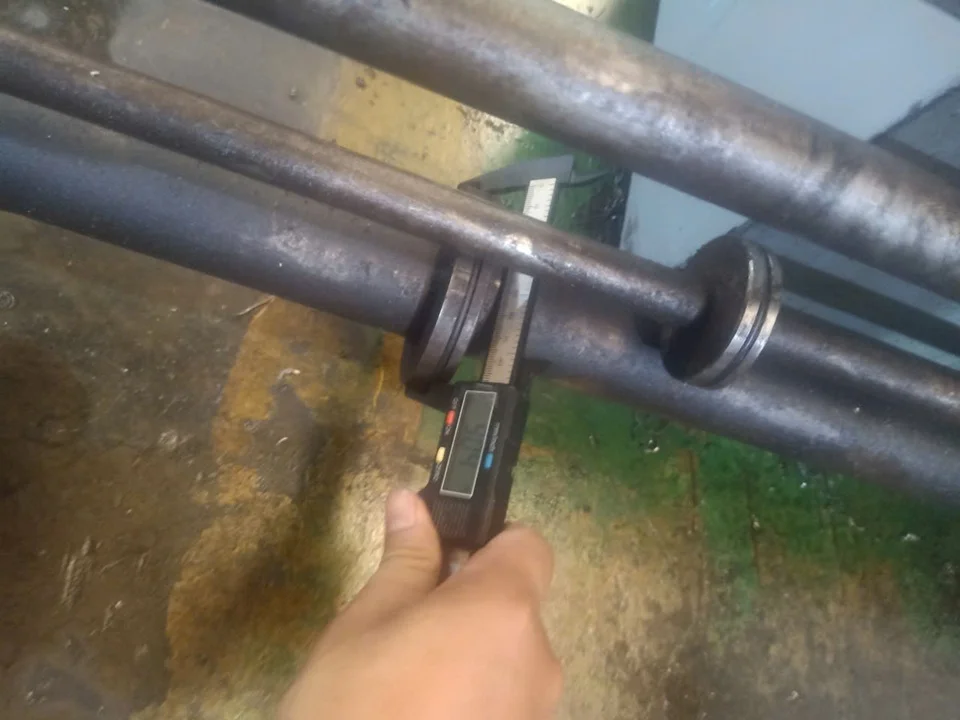 Kiểm tra cụm xi lanh thủy lực sau khi đo đạc hiện trạng