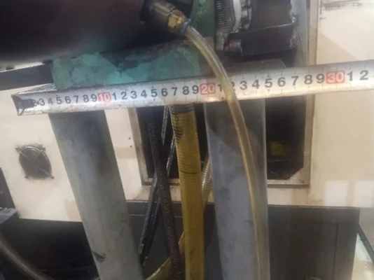 Kỹ thuật viên đo đạc trước khi sửa chữa xi lanh