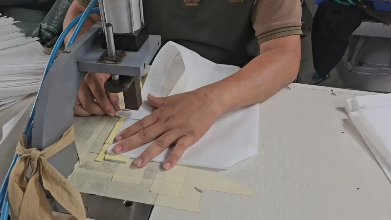 Căn thân túi theo cữ định vị