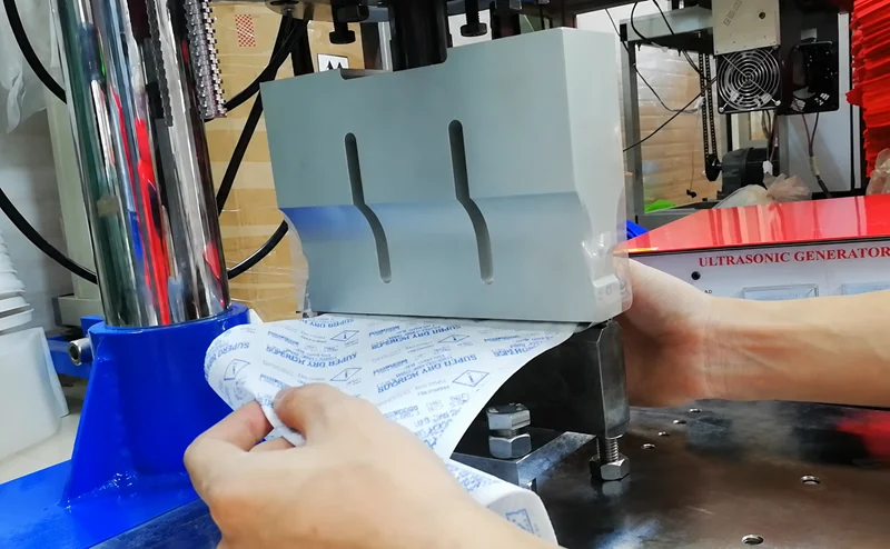 VietSonicが設計・製造した乾燥剤袋用超音波横シール機