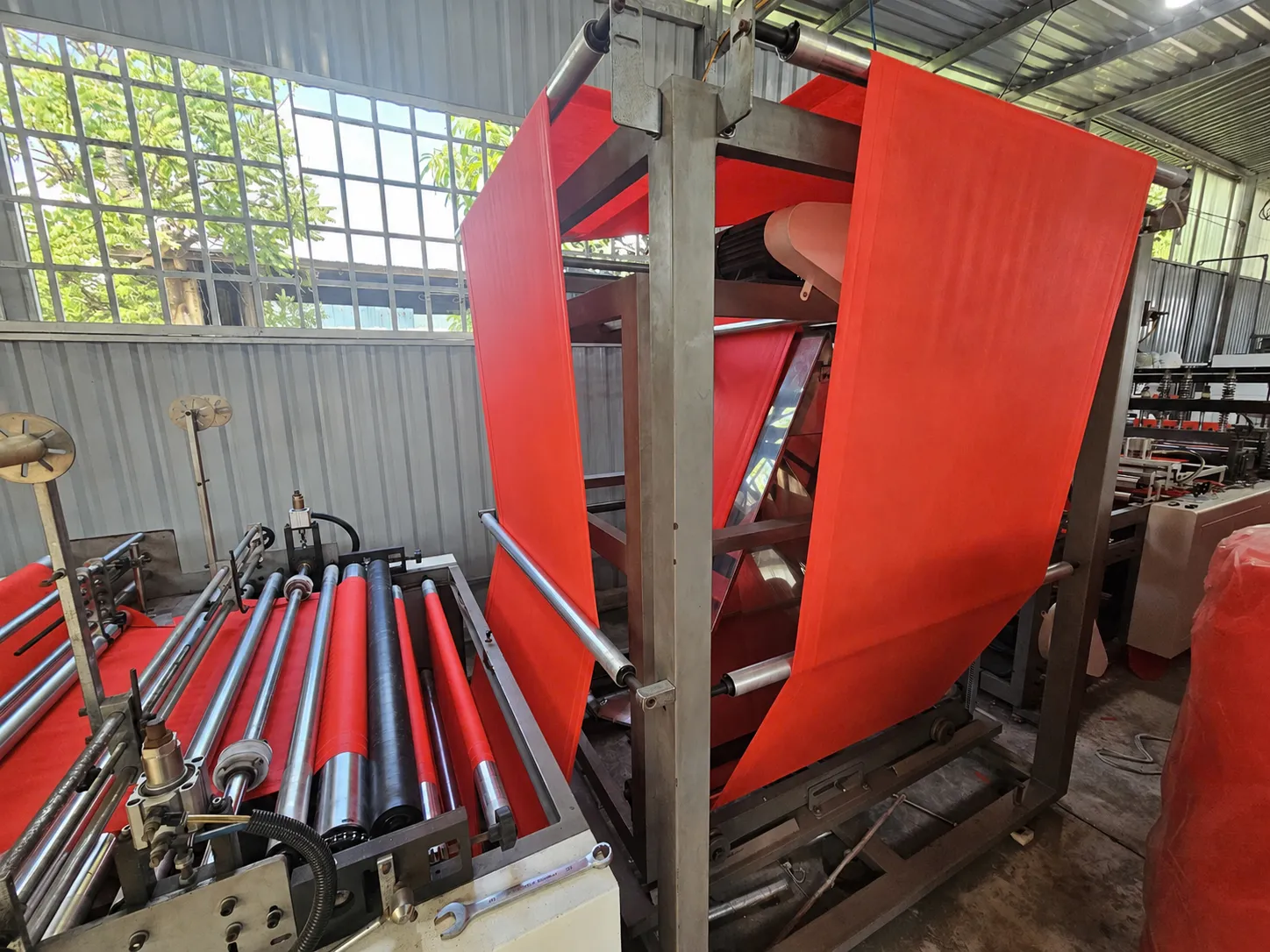 Cụm đổi hướng và gấp thân túi vải