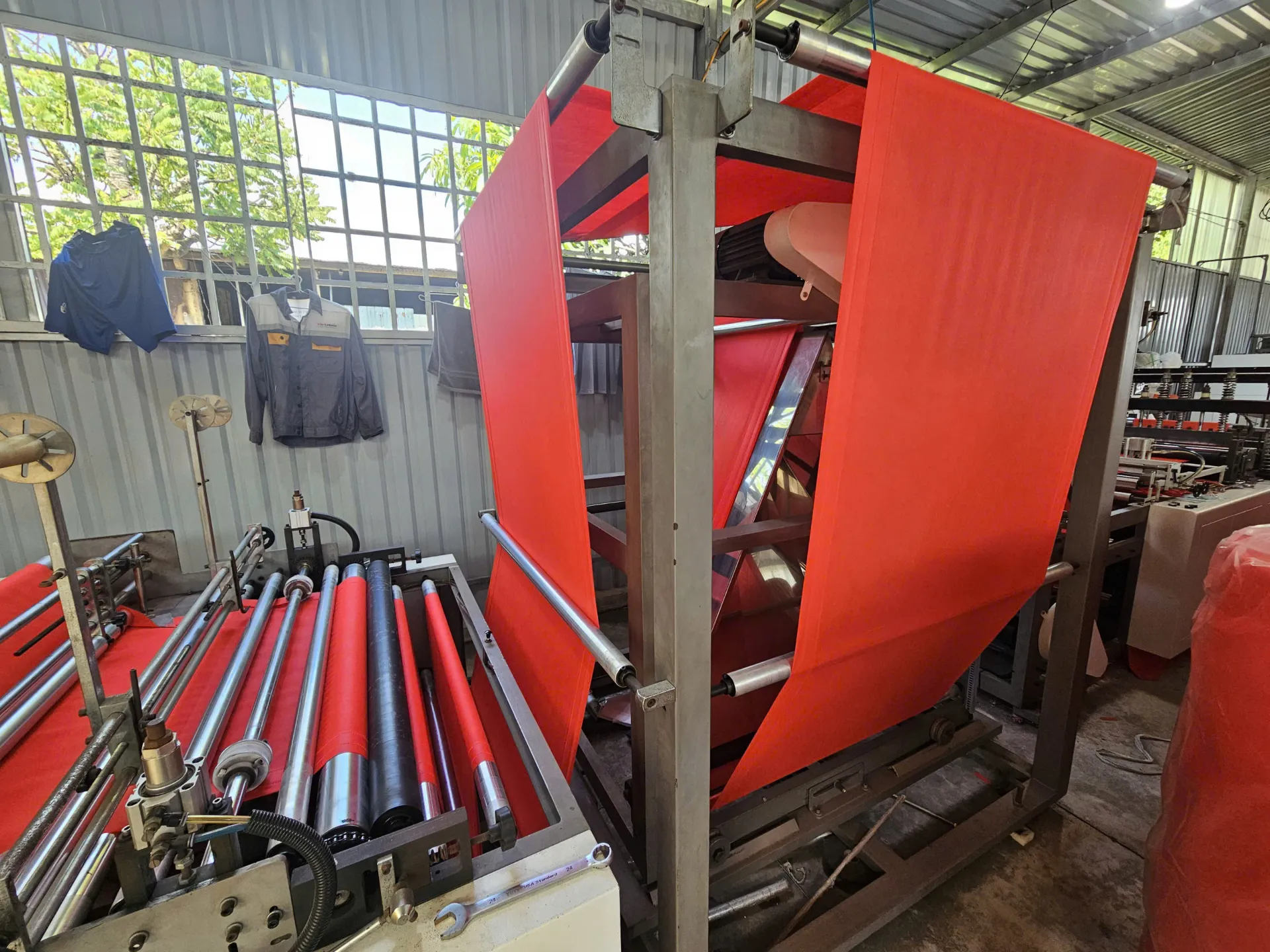Cụm đổi hướng và gấp thân túi vải