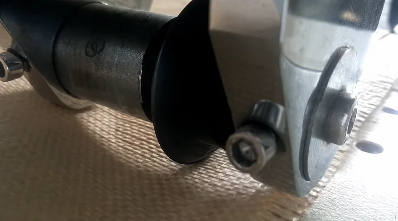 Ultrasonic sewing head cutting PP bag edges without fraying