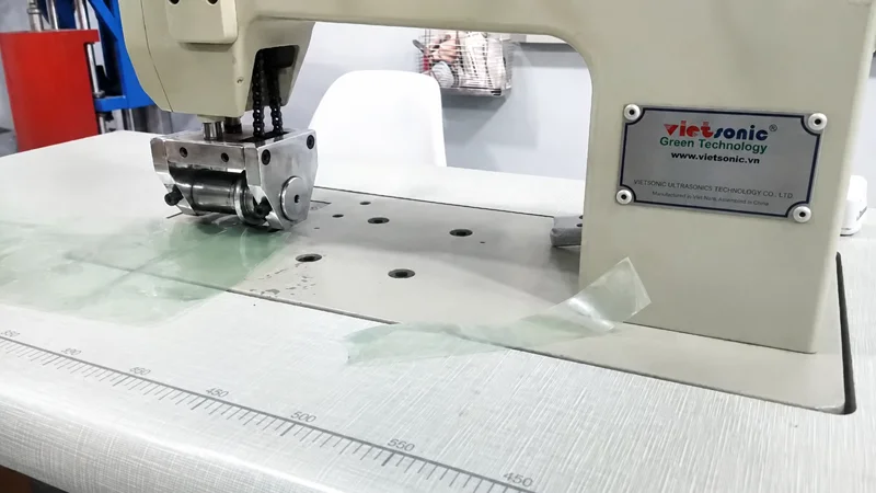 稼働中の連続超音波溶着機