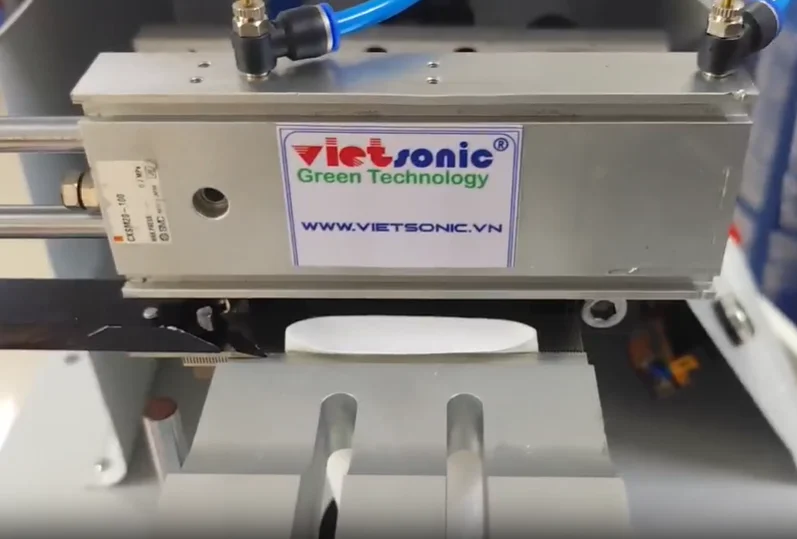 超音波によるプラスチックチューブ末端のシール工程